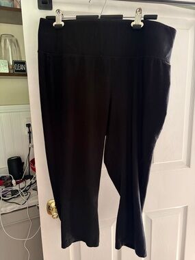 Lane Bryant Black Pull-On Capri Pants
